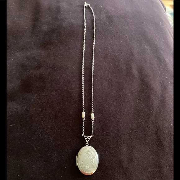 Avon Silver Tone Oval Shaped Locket With floral Design & Pearls - Picture 3 of 7